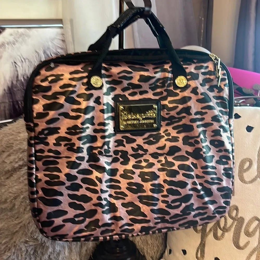 Betsey johnson betseyville pink satin leopard/cheetah laptop bag-case